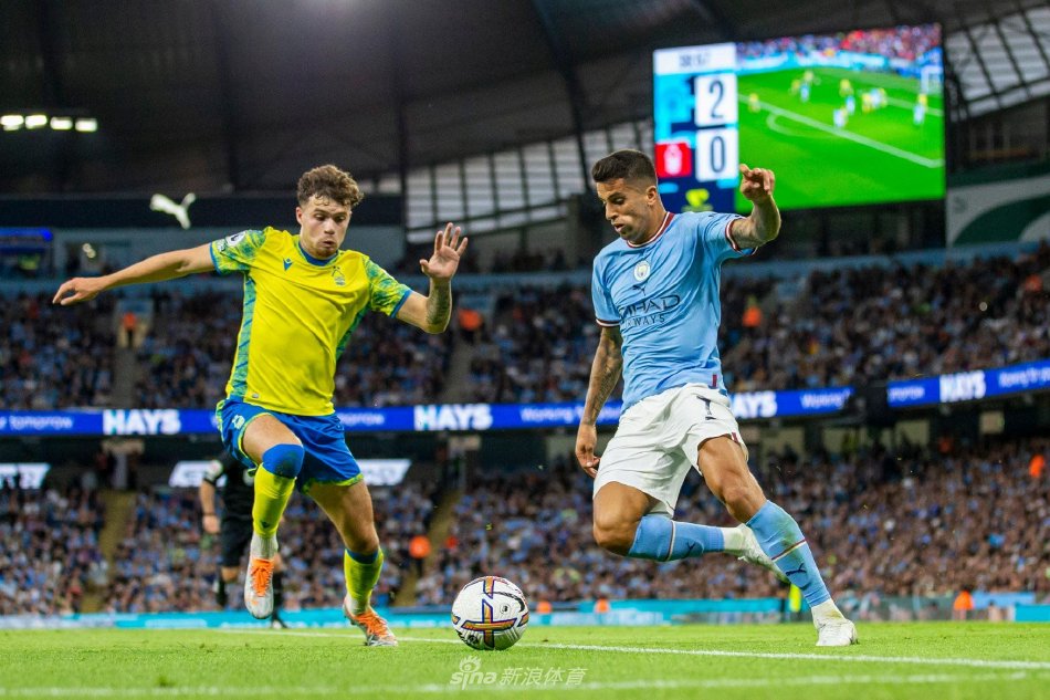 背对观众站 背对观众站