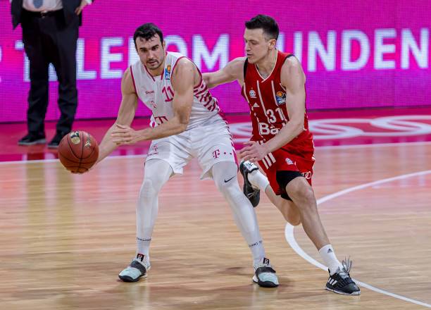 的裁判员逐 的裁判员逐